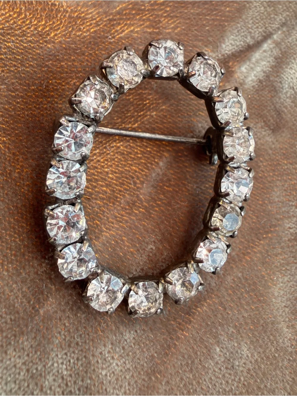 Vintage Clear Rhinestone Oval Wreath Brooch Silver Tone Pin-1062